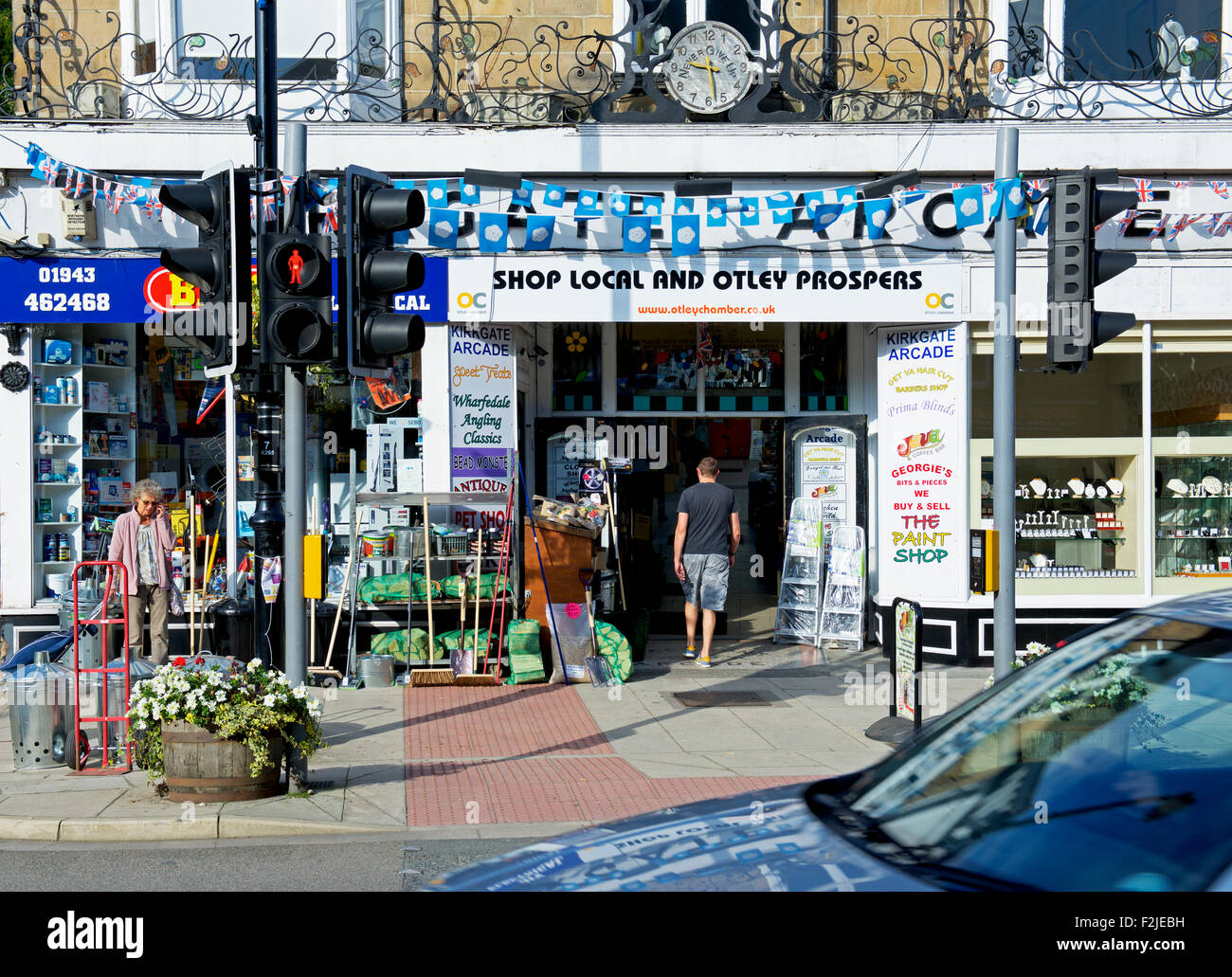 Segno - Shop locale e Otley prospera - sull ingresso del Kirkgate Arcade, Otley, West Yorkshire, Inghilterra, Regno Unito Foto Stock