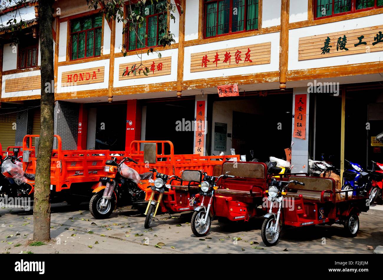 Long Feng, Cina: nuovo di zecca carrelli moto sono visualizzati nella parte anteriore di un rivenditore di auto sulla via principale shop Foto Stock