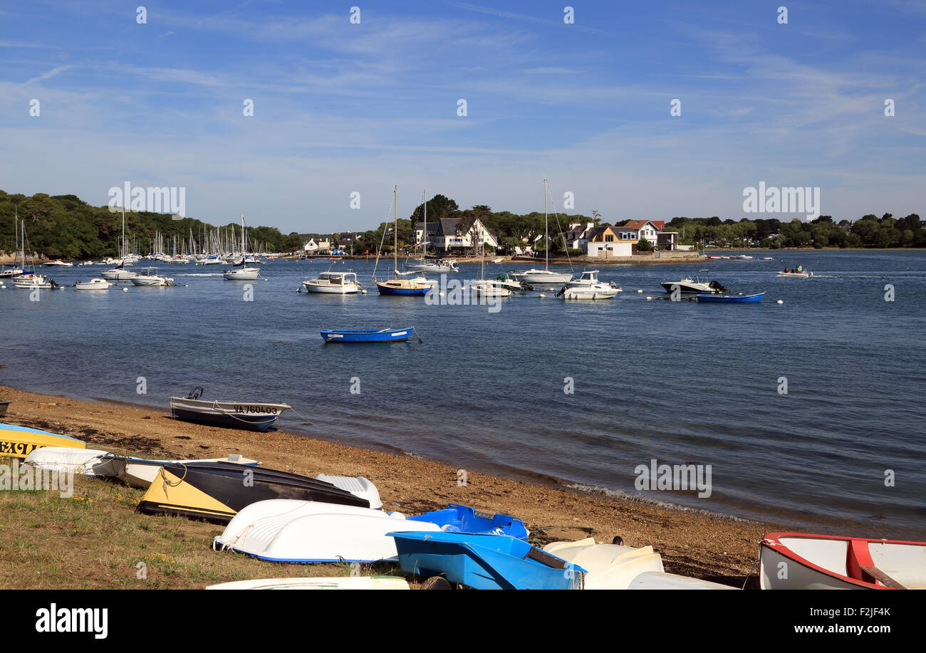 Barche a remi sulla spiaggia di Cala de BARRARAC'H, porta Anna, Sene, Vannes Morbihan, in Bretagna, - Ile de conleau in distanza Foto Stock