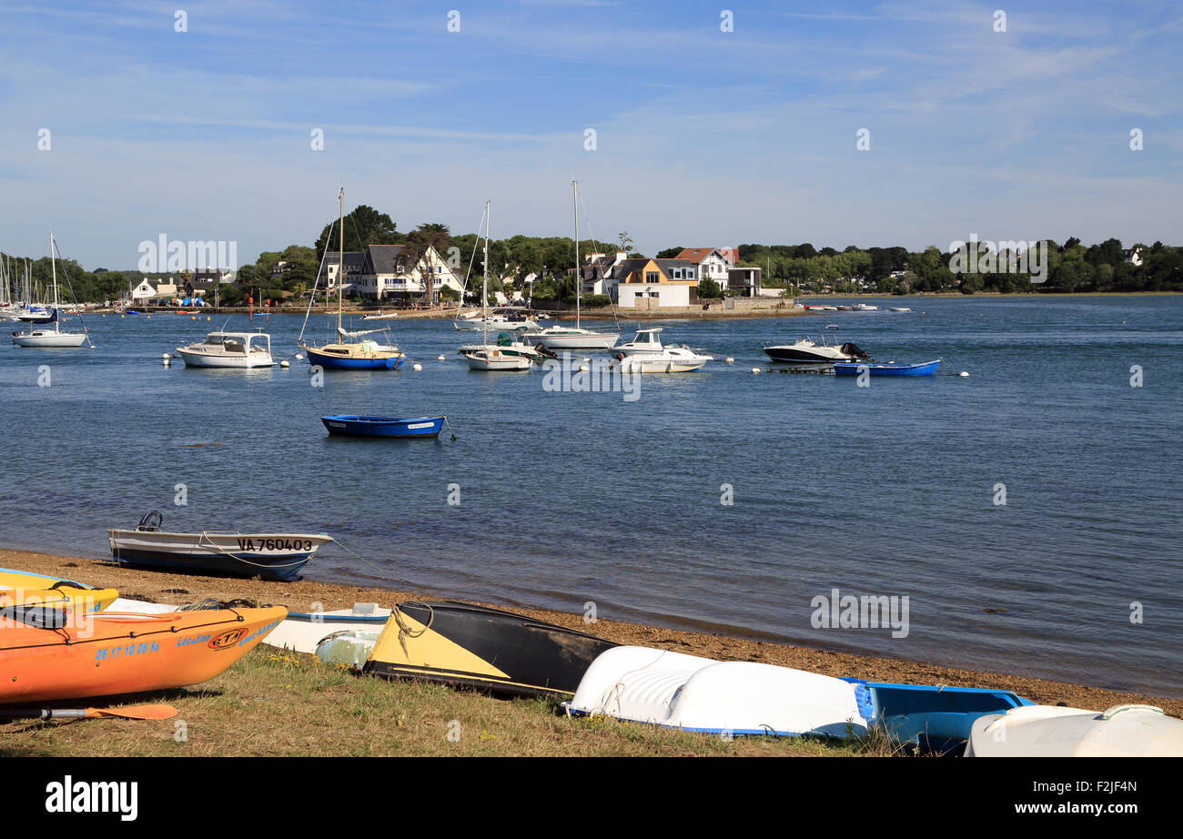 Barche a remi sulla spiaggia di Cala de BARRARAC'H, porta Anna, Sene, Vannes Morbihan, in Bretagna, - Ile de conleau in distanza Foto Stock