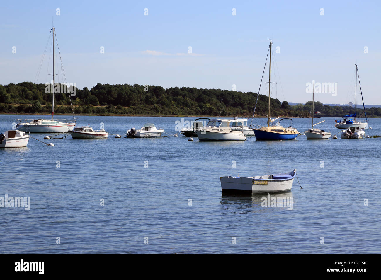 Vista di ormeggiato in barca a remi e le imbarcazioni a vela da La pointe de la Presqu'île de Langle, Porto Anna, Sene, Morbihan, in Bretagna, Francia Foto Stock