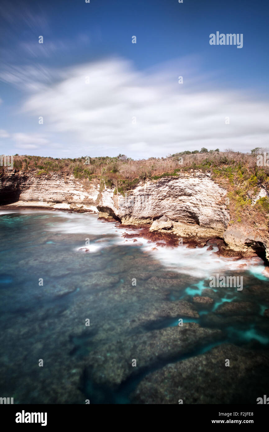 Splendide rocce calcaree il viso a una minore frequentata regione costiera sull'isola balinese di Nusa Penida. poco sviluppati e costiere remote paradise Foto Stock