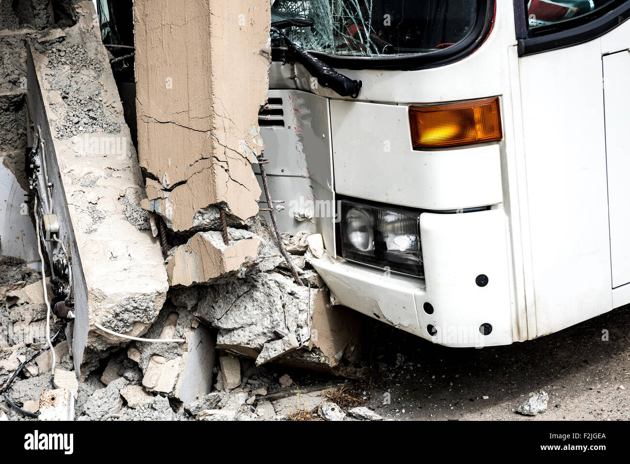 Il bus si è schiantato contro un muro Foto Stock