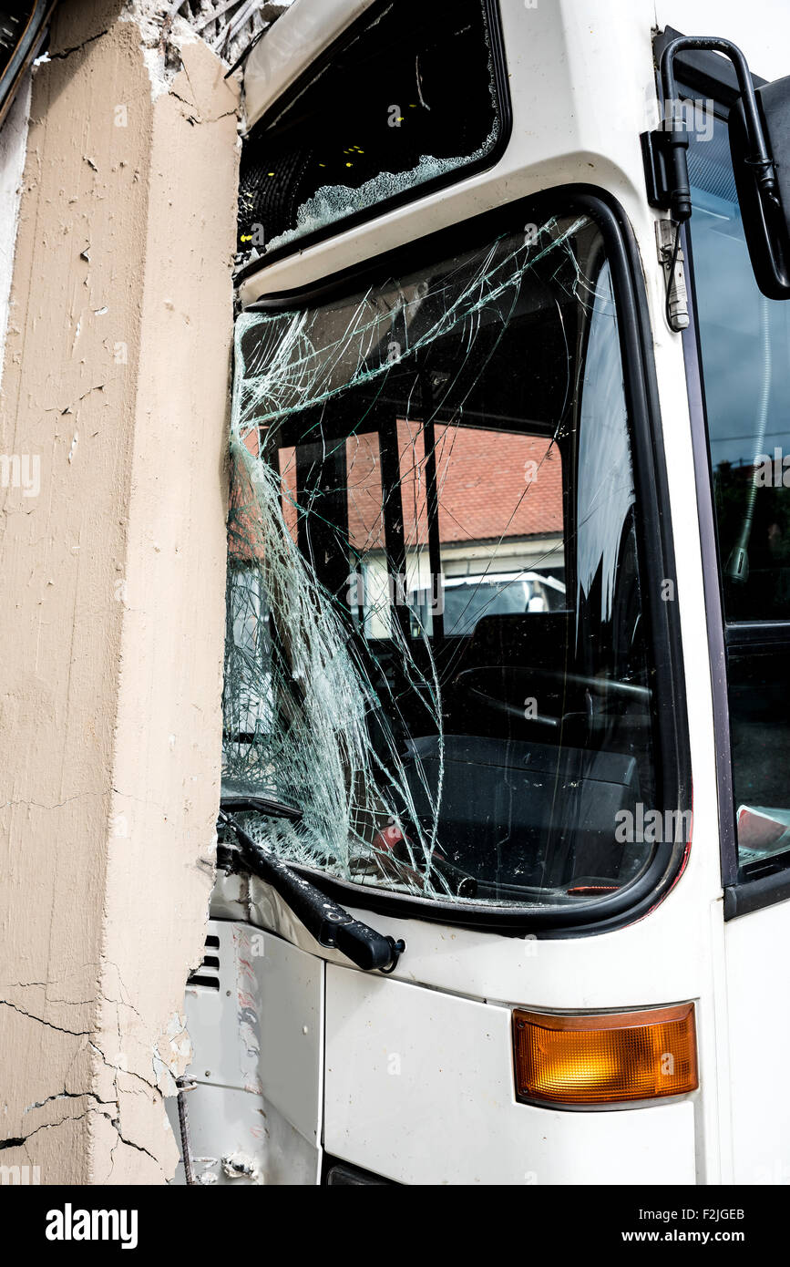 Il bus si è schiantato contro un muro Foto Stock