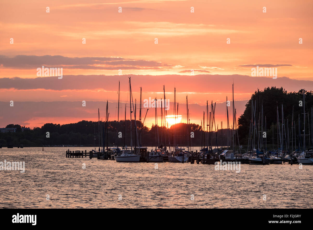 Porta della città di Rostock (Germania) con il tramonto del sole Foto Stock