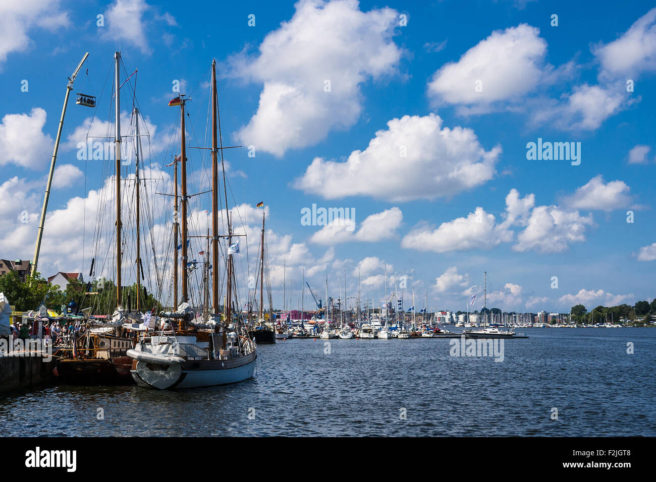 Porta della città di Rostock (Germania) con le navi a vela Foto Stock