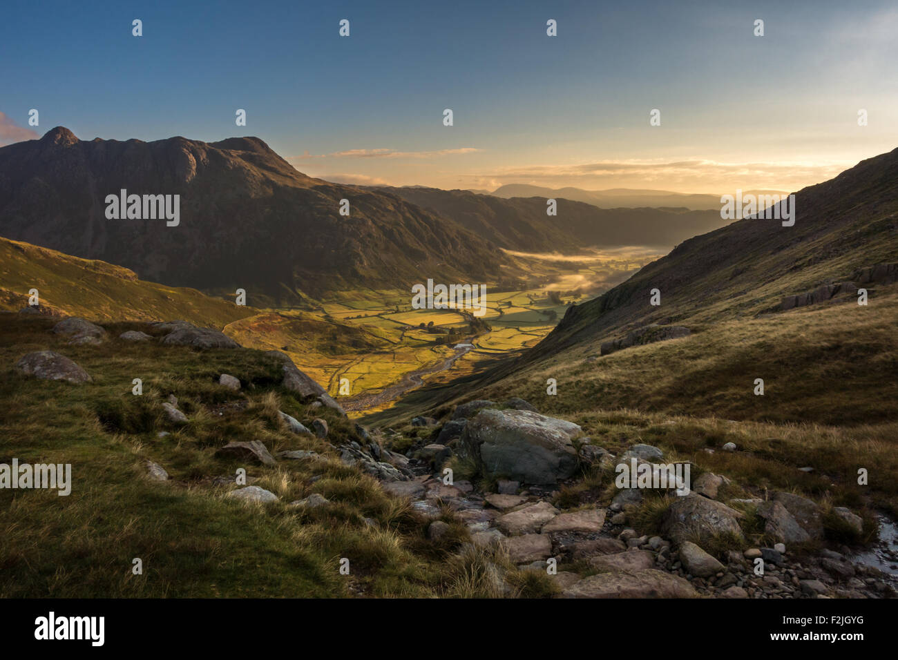 Guardando verso il basso la Langdale valley dal Crinkle Crags e luccio del percorso Blisco, la mattina presto nel Lake District inglese. Foto Stock