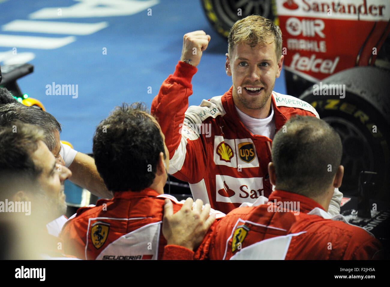 Singapore. Xx Settembre, 2015. Il team Ferrari driver Sebastian Vettel celebra la sua vittoria nel 2015 F1 Grand Prix di Singapore (GP) gara in notturna a Singapore F1 Pit Building, sul Sett. 20, 2015. Sebastian Vettel ha vinto la F1 GP di Singapore gara notturna svoltasi a Singapore il circuito cittadino di Marina Bay. Credito: Quindi Chih Wey/Xinhua/Alamy Live News Foto Stock