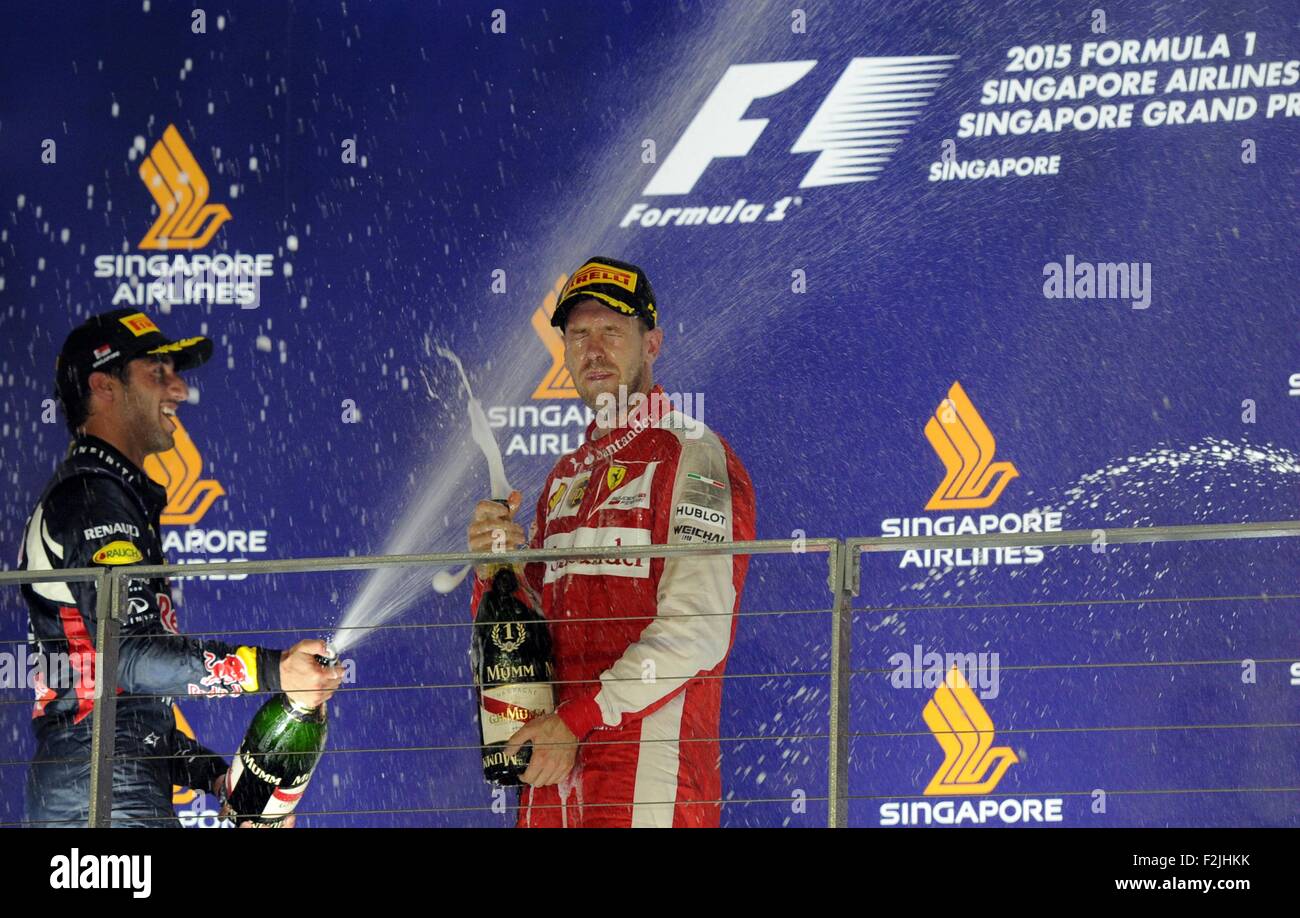 Singapore. Xx Settembre, 2015. Team driver Red Bull Daniel Ricciardo (L) spruzza champagne al team Ferrari driver Sebastian Vettel sul podio durante il 2015 F1 Grand Prix di Singapore (GP) gara in notturna a Singapore F1 Pit Building, sul Sett. 20, 2015. Sebastian Vettel ha vinto la F1 GP di Singapore gara notturna svoltasi a Singapore il circuito cittadino di Marina Bay. Daniel Ricciardo e Kimi Raikkonen ha ottenuto il secondo e terzo posto rispettivamente. Credito: Quindi Chih Wey/Xinhua/Alamy Live News Foto Stock
