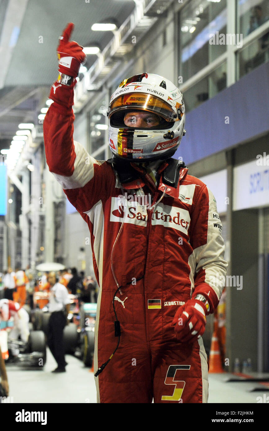Singapore. Xx Settembre, 2015. Il team Ferrari driver Sebastian Vettel celebra la sua vittoria nel 2015 F1 Grand Prix di Singapore (GP) gara in notturna a Singapore F1 Pit Building, sul Sett. 20, 2015. Sebastian Vettel ha vinto la F1 GP di Singapore gara notturna svoltasi a Singapore il circuito cittadino di Marina Bay. Credito: Quindi Chih Wey/Xinhua/Alamy Live News Foto Stock