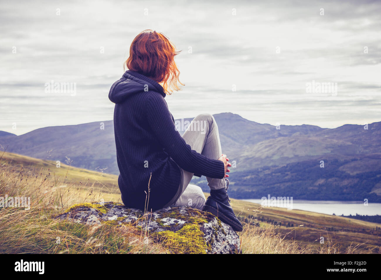 Donna sulla montagna ammirando il paesaggio Foto Stock