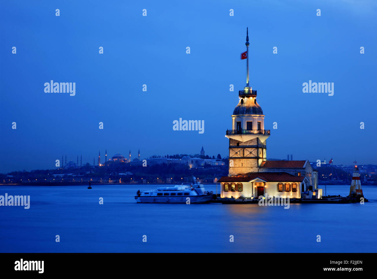 Il 'MAiden's tower" (conosciuto anche come 'Leandro torre dell' e 'Kiz Kulesi" in turco) nel Bosforo, Istanbul, Turchia. Foto Stock