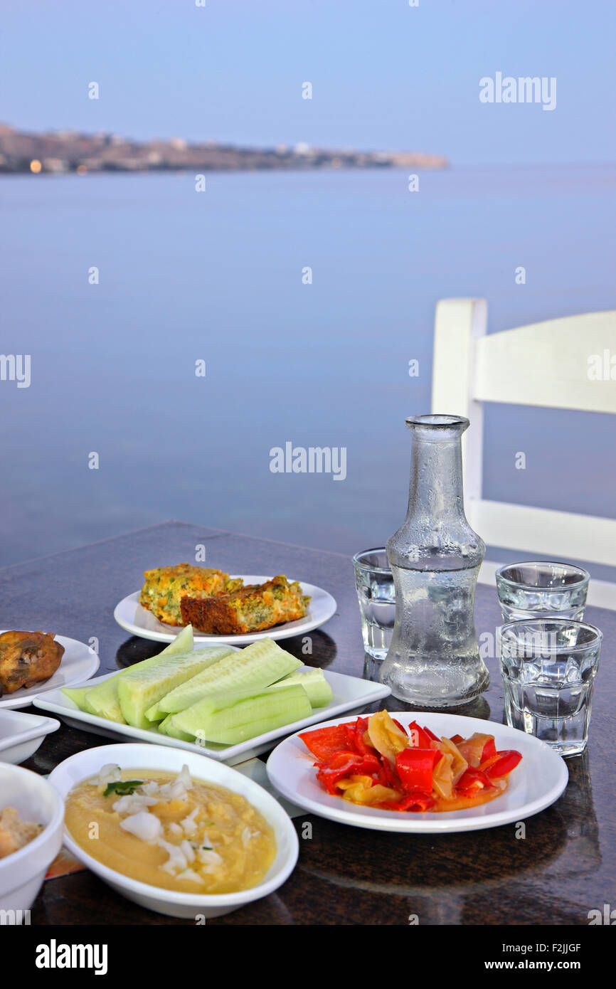 Tavolo con tradizionale cretese e alimentare il raki, il tradizionale cretese drink presso la taverna nella città di Ierapetra, Lassithi, Creta, Grecia Foto Stock
