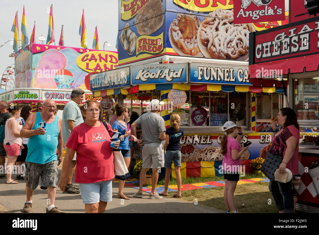 I visitatori al Washington County Fair oltrepassando il cibo si erge a Greenwich, nello Stato di New York, U.S.A. Foto Stock