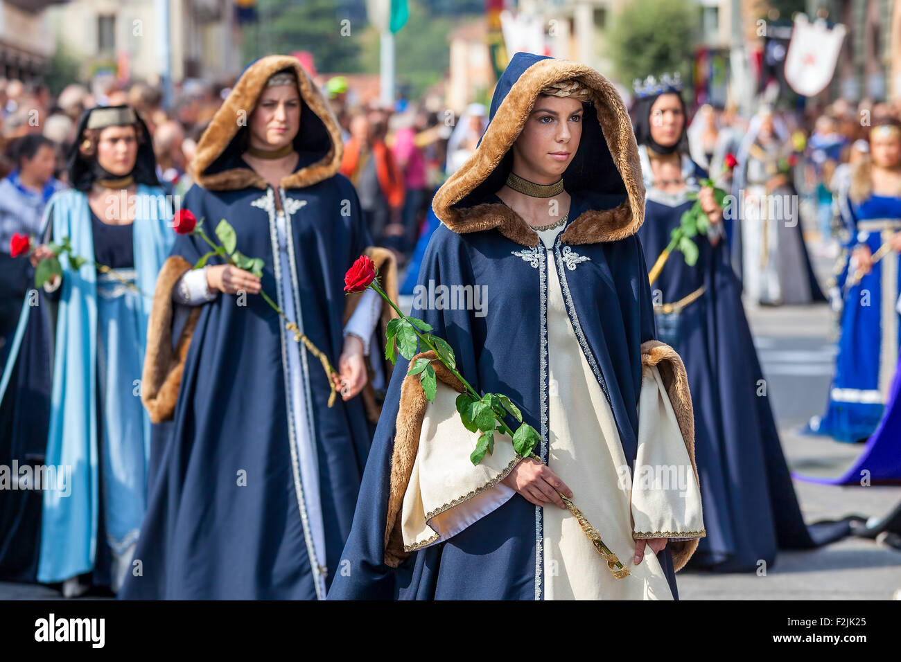 I partecipanti nella storica abiti nobili sulla parata medievale di Alba, Italia. Foto Stock