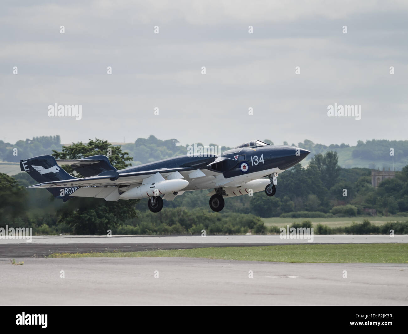 Yeovilton, Regno Unito - 11 Luglio 2015: Mare Vixen vintage aeromobili battenti in Yeovilton giorno dell'aria. Foto Stock