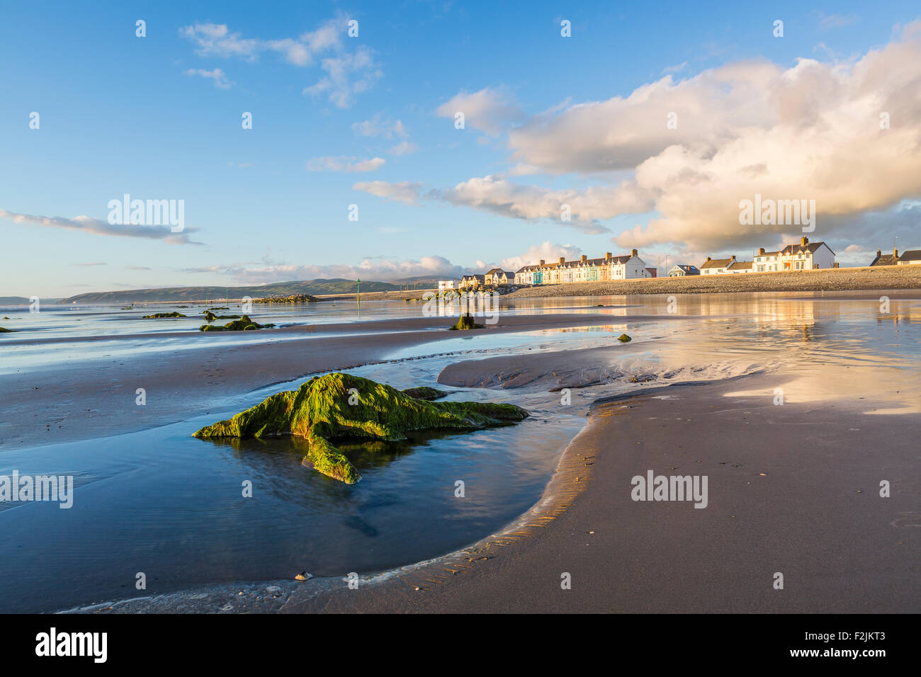 Riflessioni a Borth a bassa marea. Foto Stock