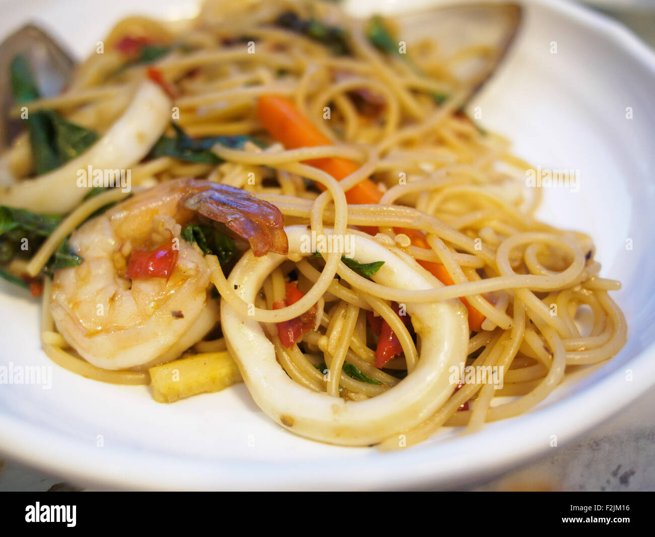 Spaghetti piccanti con gamberi e polpo Foto Stock