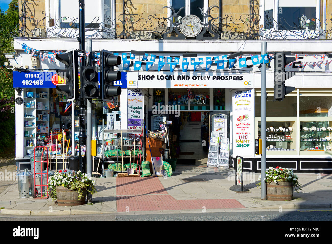 Segno - Shop locale e Otley prospera - sull ingresso del Kirkgate Arcade, Otley, West Yorkshire, Inghilterra, Regno Unito Foto Stock