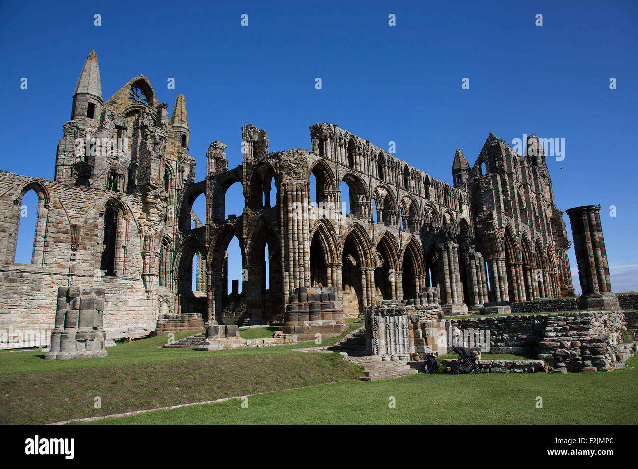 Whitby Abbey è una rovina abbazia benedettina sulla East Cliff al di sopra di Whitby. Essa è stata disestablished durante la dissoluzione del M Foto Stock