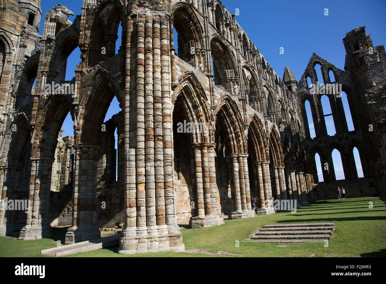 Whitby Abbey è una rovina abbazia benedettina sulla East Cliff al di sopra di Whitby. Essa è stata disestablished durante la dissoluzione del M Foto Stock