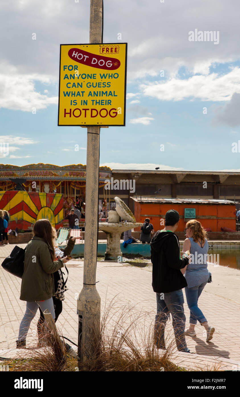 Segno vicino al cafe in Dismaland offrendo gratuitamente un hotdog se si può indovinare quale animale è nella loro hotdog - Weston super Mare Regno Unito Foto Stock