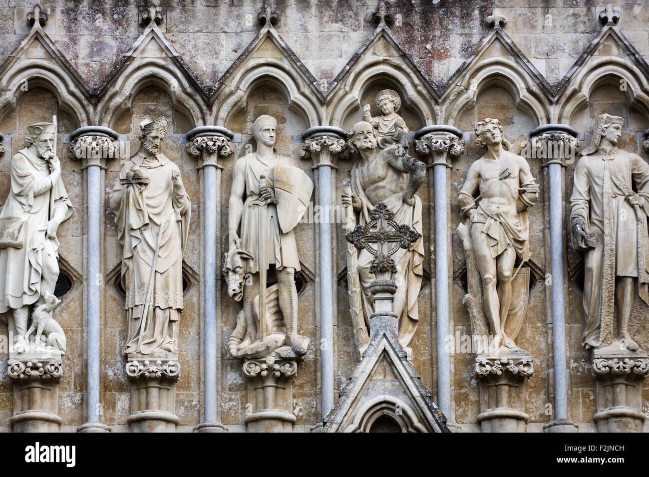 Le sculture in pietra di santi e martiri cristiani sopra l'entrata alla Cattedrale di Salisbury WILTSHIRE REGNO UNITO Foto Stock