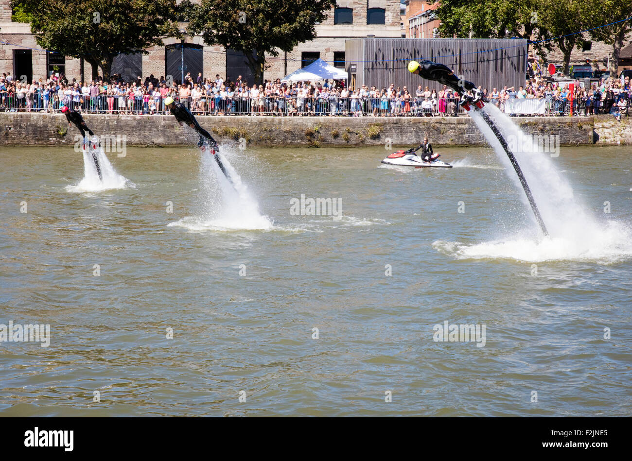 Flyboarding dimostrazione a Bristol il Floating Harbour nel porto annuale Festival Foto Stock