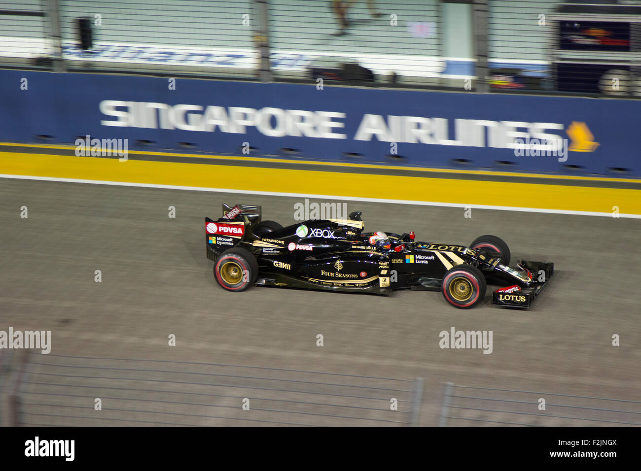 Singapore. Xx Settembre, 2015. Romain Grosjean di F1 team Lotus giù il rettilineo dei box a Singapore Street il circuito Grand Prix di Formula 1 Credito: Chung Jin Mac/Alamy Live News Foto Stock
