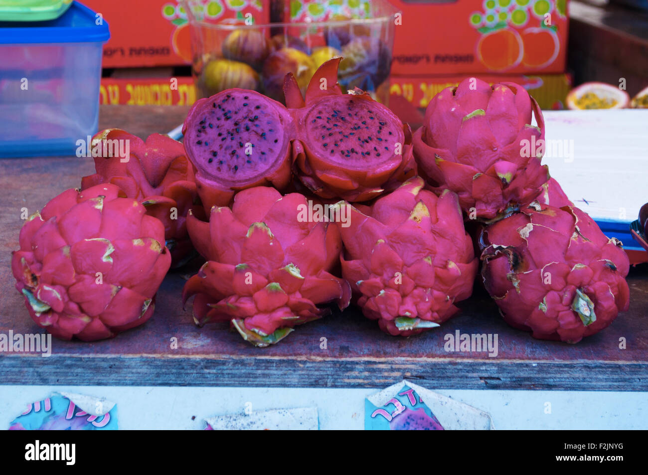 Medio Oriente: dragon frutti al mercato Carmel di Tel Aviv, Israele Foto Stock