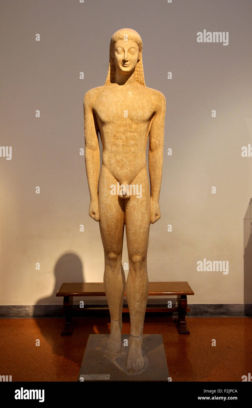 Statua di Kouros (intorno 550 BC) da Naxian marmo nel Museo Archeologico Nazionale di Atene, Grecia. Foto Stock