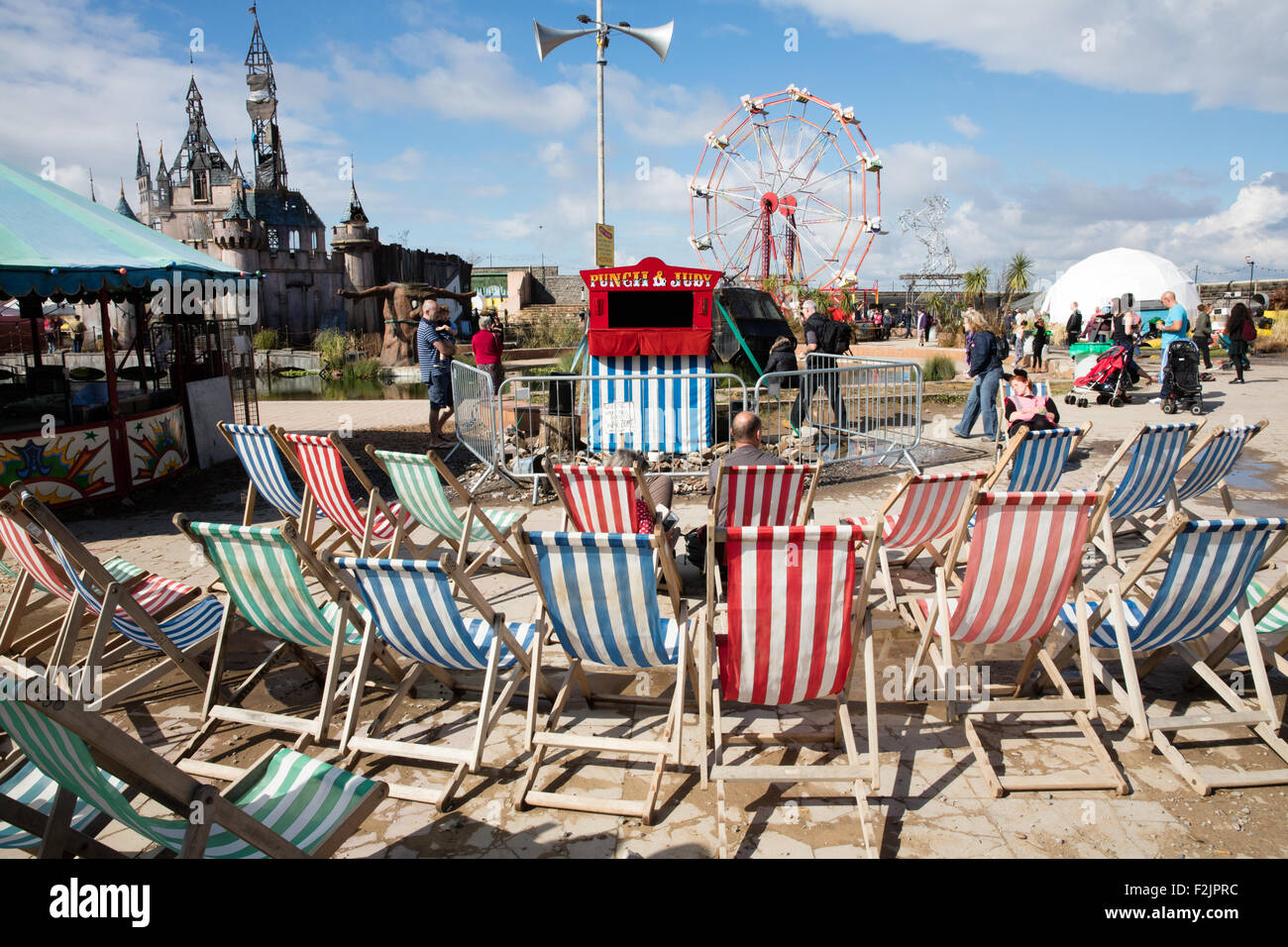 Punch e Judy show con un pubblico di due a Banksy's Dismaland in Weston super Mare Foto Stock