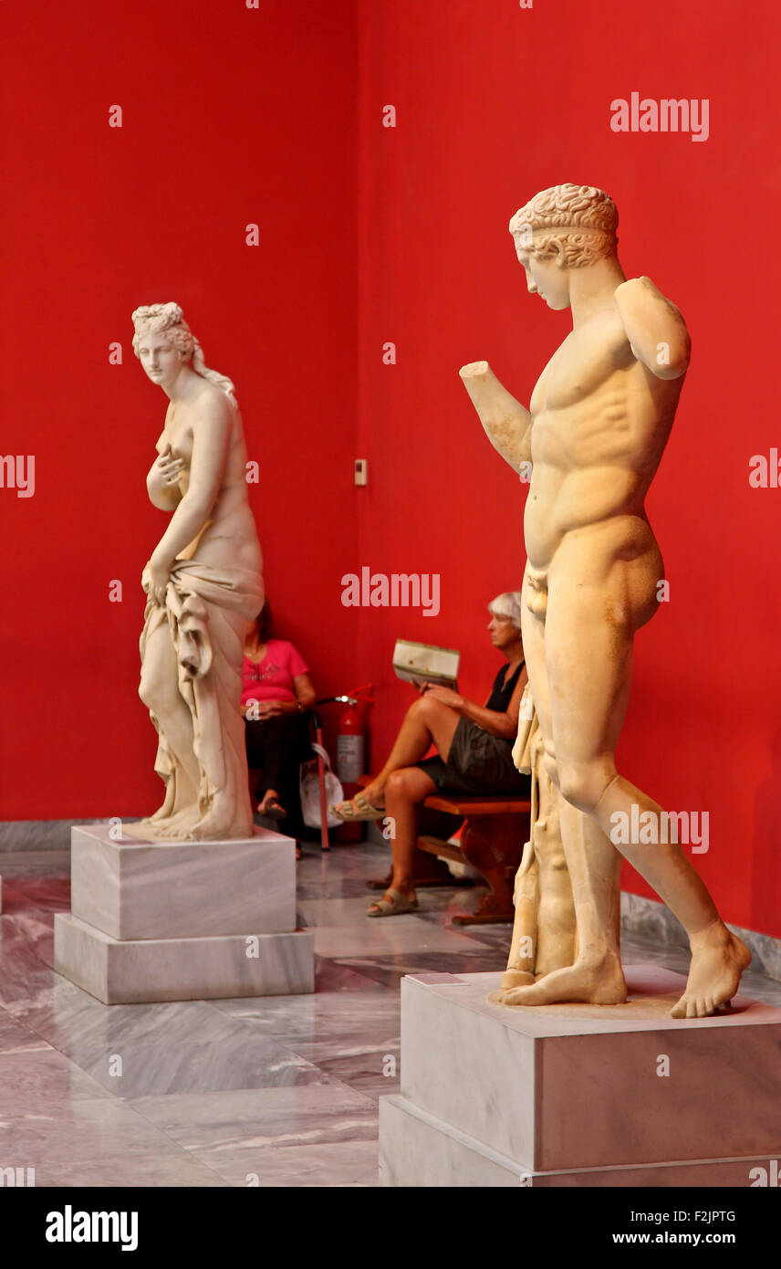 Una delle sale dedicate all'antica scultura Greca presso il Museo Archeologico Nazionale di Atene in Grecia. Foto Stock