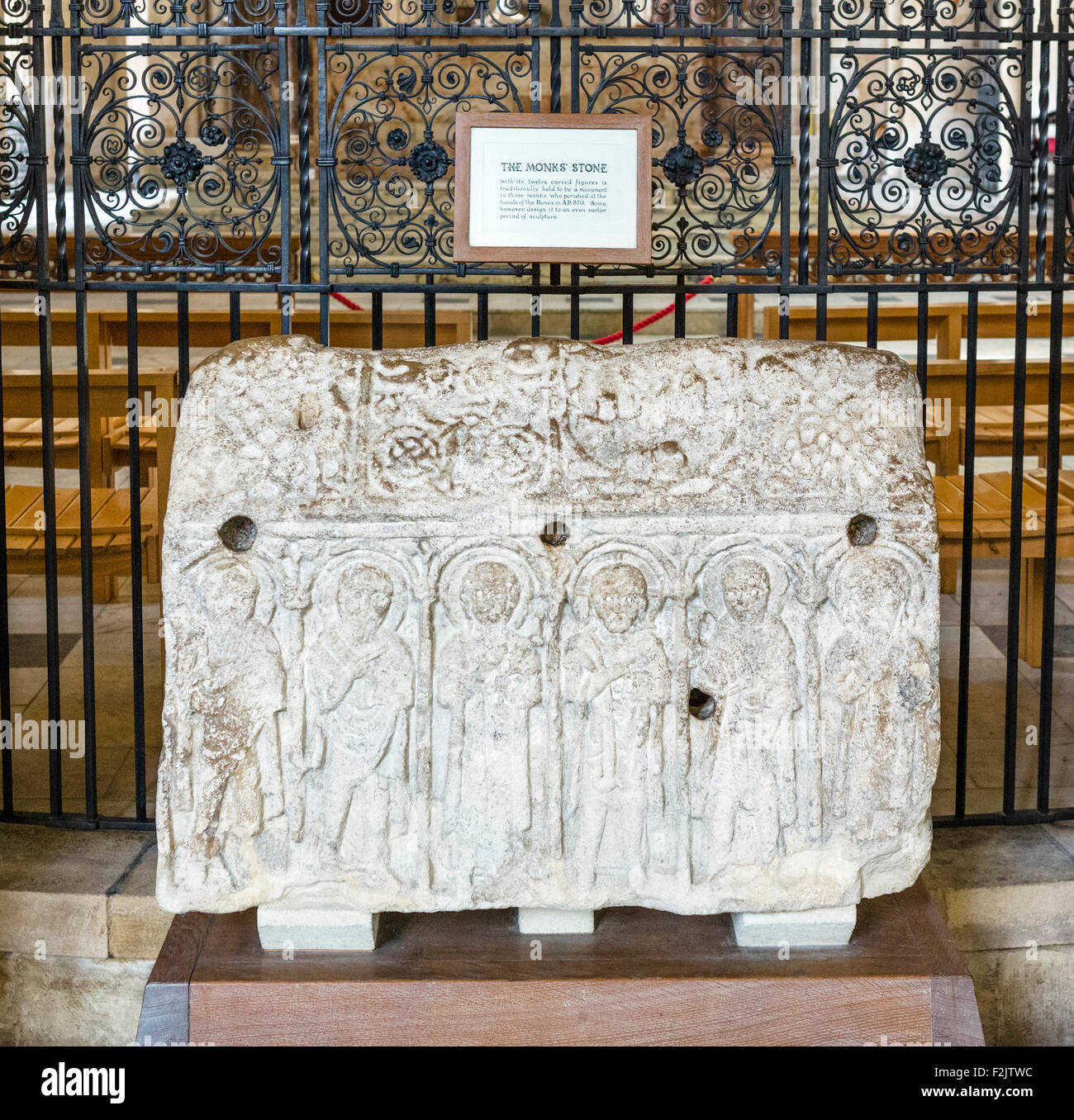 L'anglo-Saxon Hedda pietra o dei monaci, in pietra risalenti circa 870annuncio, Peterborough Cathedral, Peterborough, CAMBRIDGESHIRE, Regno Unito Foto Stock