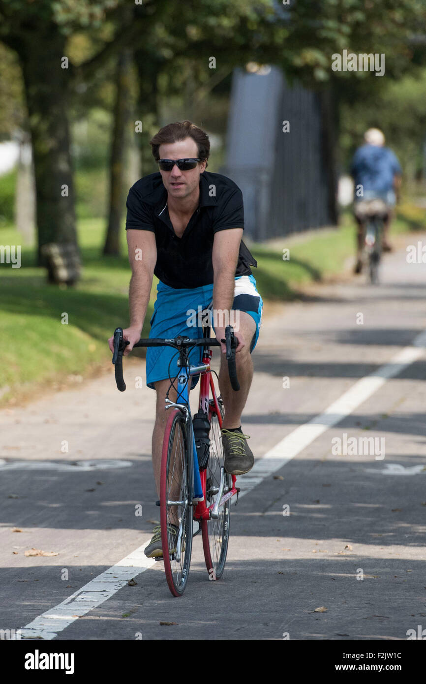 Ciclo di ciclisti in una pista ciclabile lungo il Swansea beach promenade a Swansea, nel Galles del Sud. Foto Stock