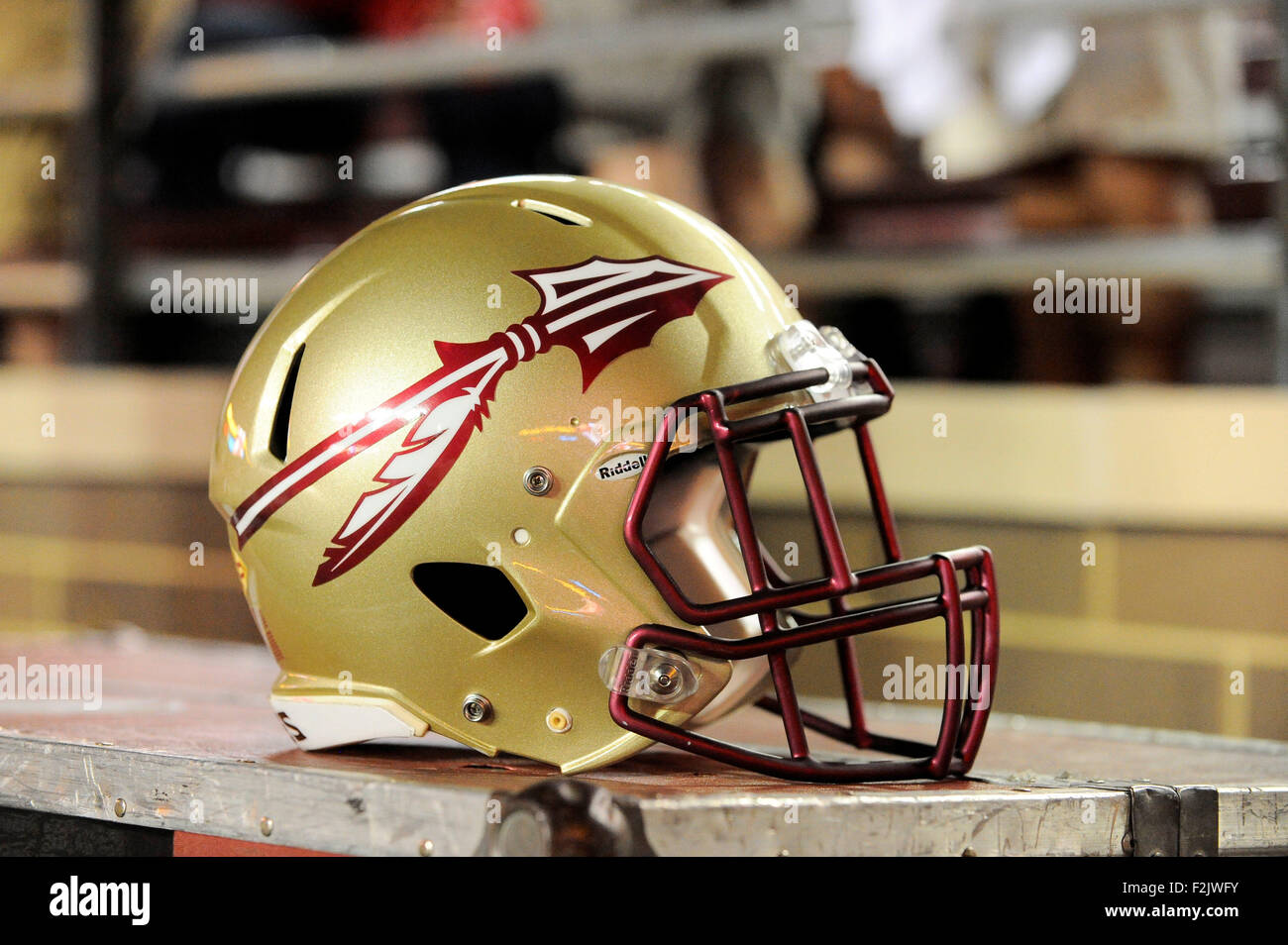 Chestnut Hill, messa. Stati Uniti d'America. Xviii Sep, 2015. Una Florida Seminoles casco siede su un gavone dotazioni prima della NCAA Football gioco tra la Florida State Seminoles e il Boston College Eagles, tenutosi a Alumni Stadium di Chestnut Hill, messa. Eric Canha/CSM/Alamy Live News Foto Stock