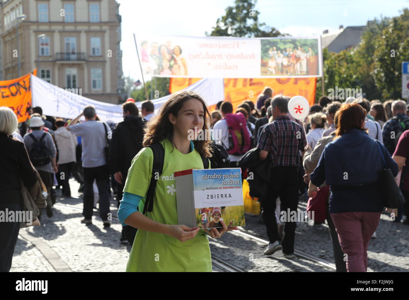 Bratislava, Slovacchia. Xx Settembre, 2015. La gente a prendere parte alla Marcia Nazionale per la vita a Bratislava, in Slovacchia, Sett. 20, 2015. Circa 70.000 a 85.000 persone riunite la Marcia Nazionale per la vita a Bratislava domenica, secondo una stima dell'evento organizzatori. Il compito che si propone il marzo è uguaglianza nella tutela della vita di tutte le persone senza distinzione. © Erik Adamson/Xinhua/Alamy Live News Foto Stock