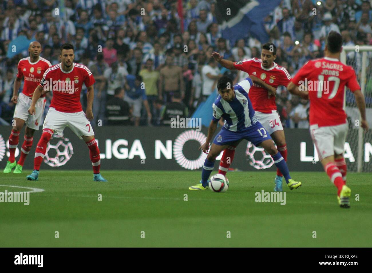 Porto, Portogallo. Xx Settembre, 2015. Andre Almeida (SL Benfica) e Gesù Corona (FC Porto) in azione durante il portoghese Soccer League tra il Futebol Clube do Porto e lo Sport Lisboa e Benfica al Estadio do Dragao di Oporto, OPO. Helder Sousa/CSM/Alamy Live News Foto Stock