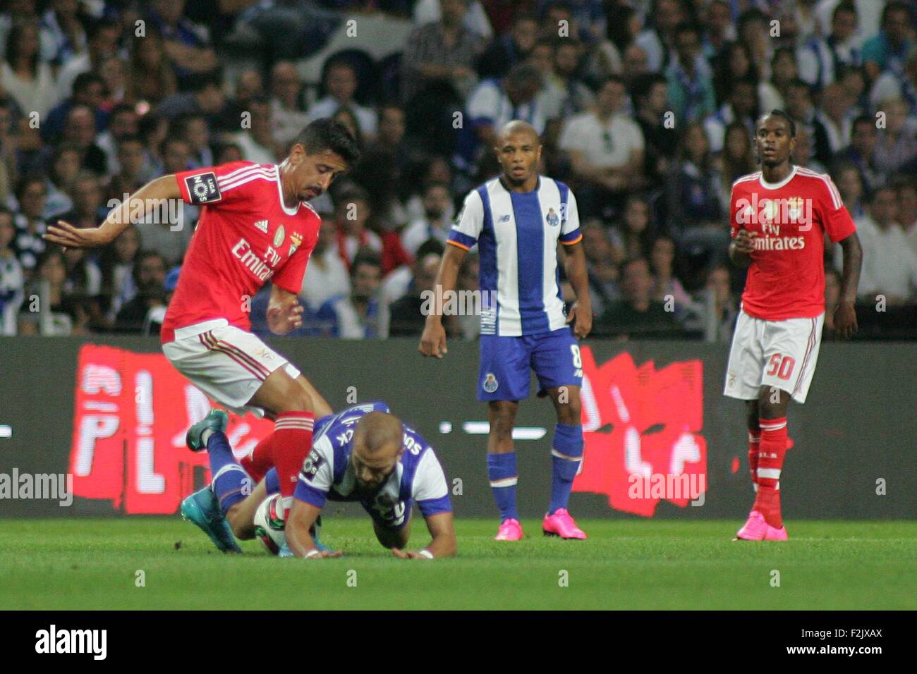 Porto, Portogallo. Xx Settembre, 2015. Andre Almeida (SL Benfica) e Andre Andre (FC Porto) in azione durante il portoghese Soccer League tra il Futebol Clube do Porto e lo Sport Lisboa e Benfica al Estadio do Dragao di Oporto, OPO. Helder Sousa/CSM/Alamy Live News Foto Stock