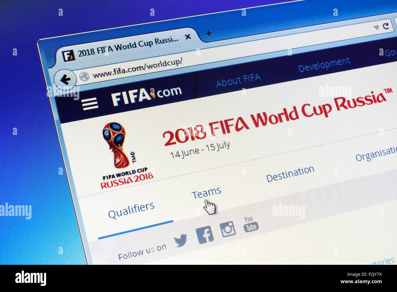 GDANSK, Polonia - 29 luglio 2015. FIFA homepage sullo schermo del computer. Logo ufficiale del campionato mondiale di calcio in Russia Foto Stock