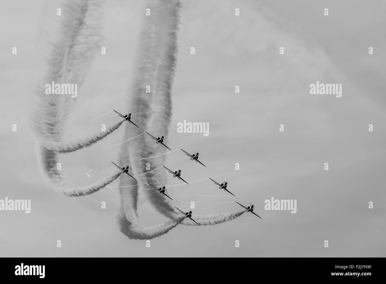 Immagine monocromatica di frecce rosse nella formazione di Spitfire Foto Stock