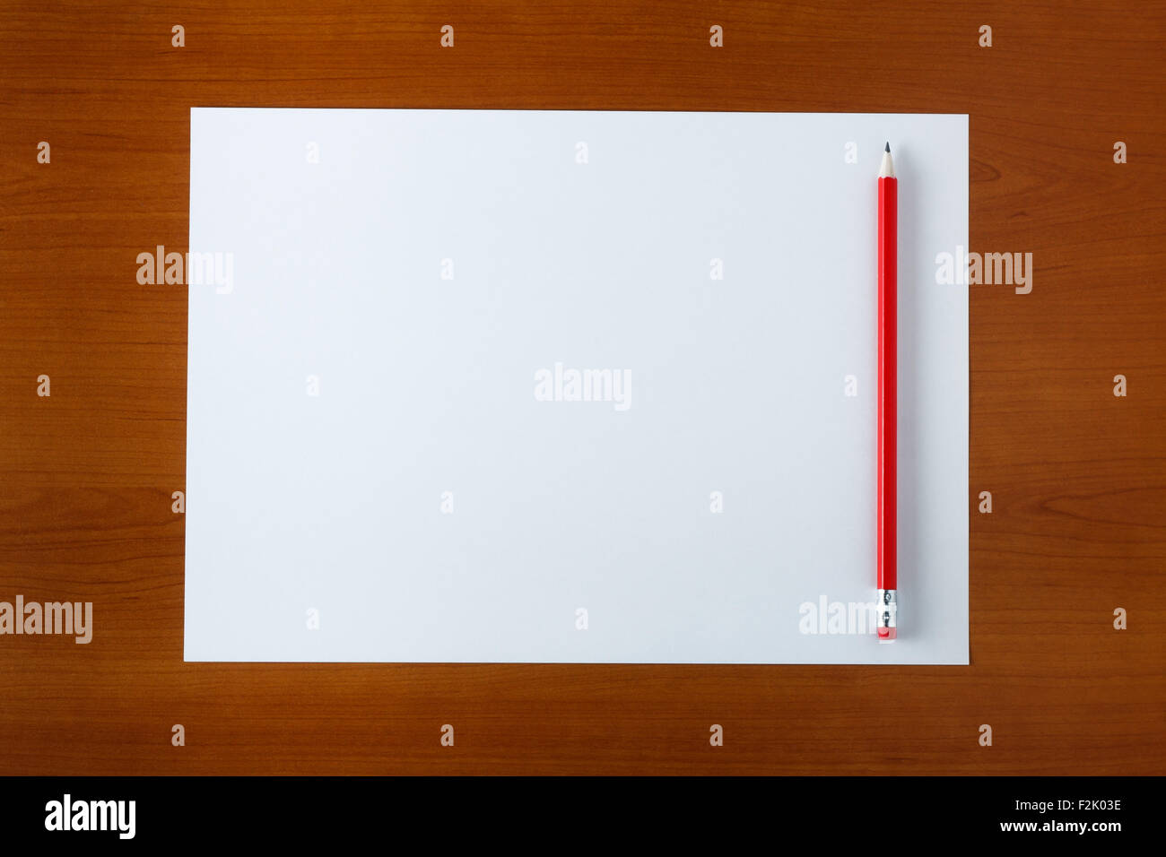 Carta bianca carta e matita su una scrivania in legno Foto Stock