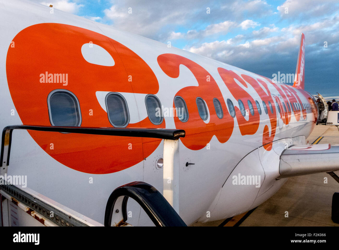 I passeggeri a bordo di un volo EasyJet dell'aeroporto di Gatwick. Foto Stock