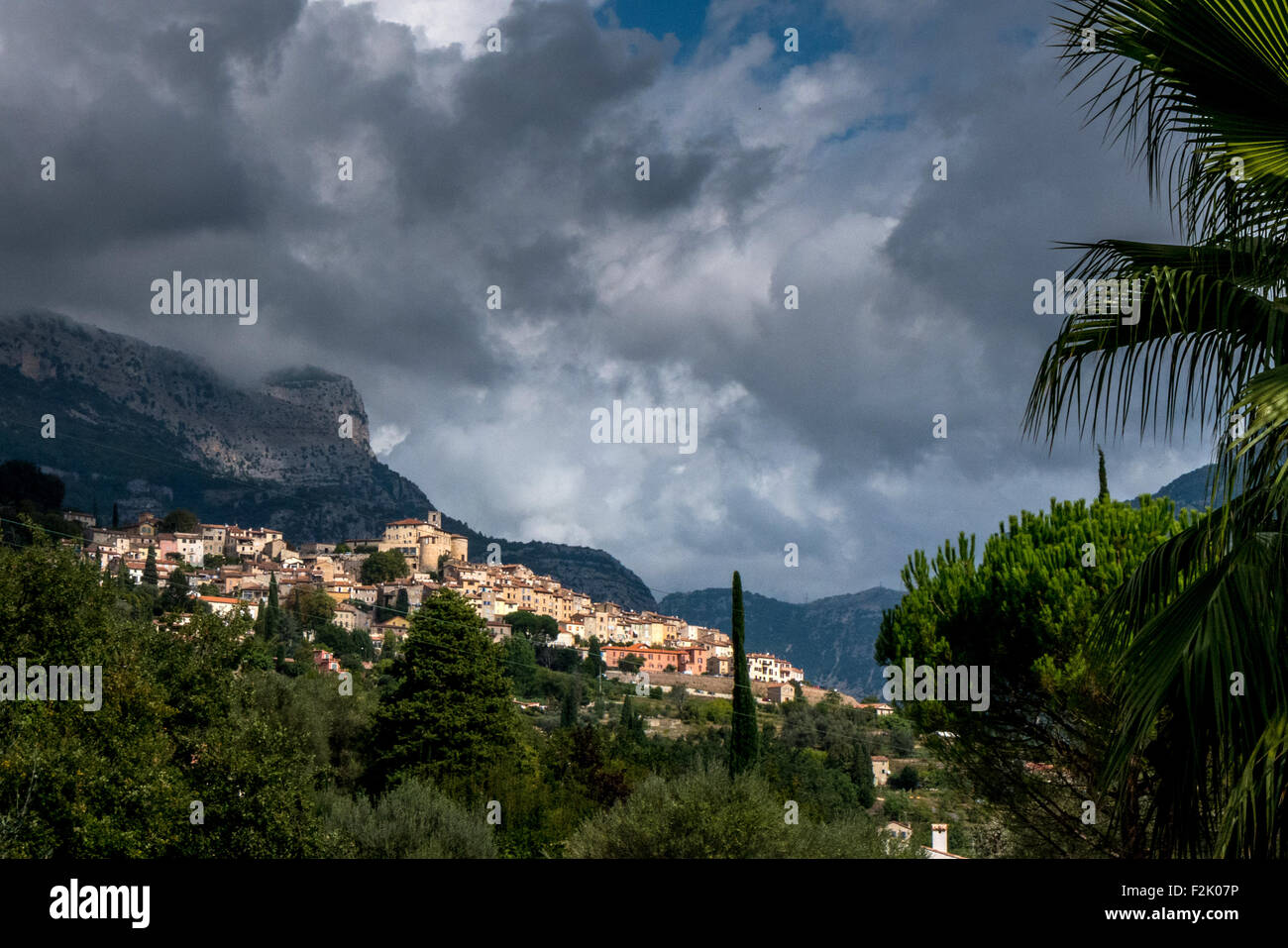 Raccogliere le nuvole sopra il villaggio arroccato di Le Bar sur Loup nel sud della Francia. Foto Stock