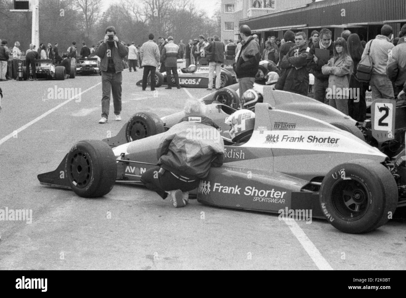 Pit Lane piena di automobili, 1991 british campionato di Formula 3000 round 1. Foto Stock