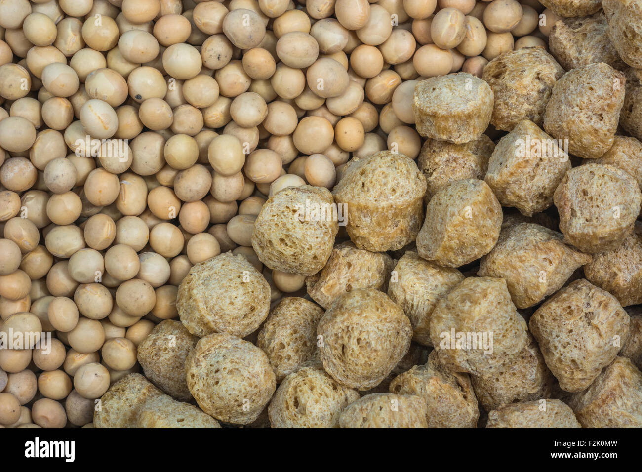 Close-up di soia essiccato / fagioli di soia e semi di soia grandi blocchi. Usato in cucina vegetariana / cucina. Concetto USA-Cina commercio guerra tariffaria, prodotti a base di soia. Foto Stock