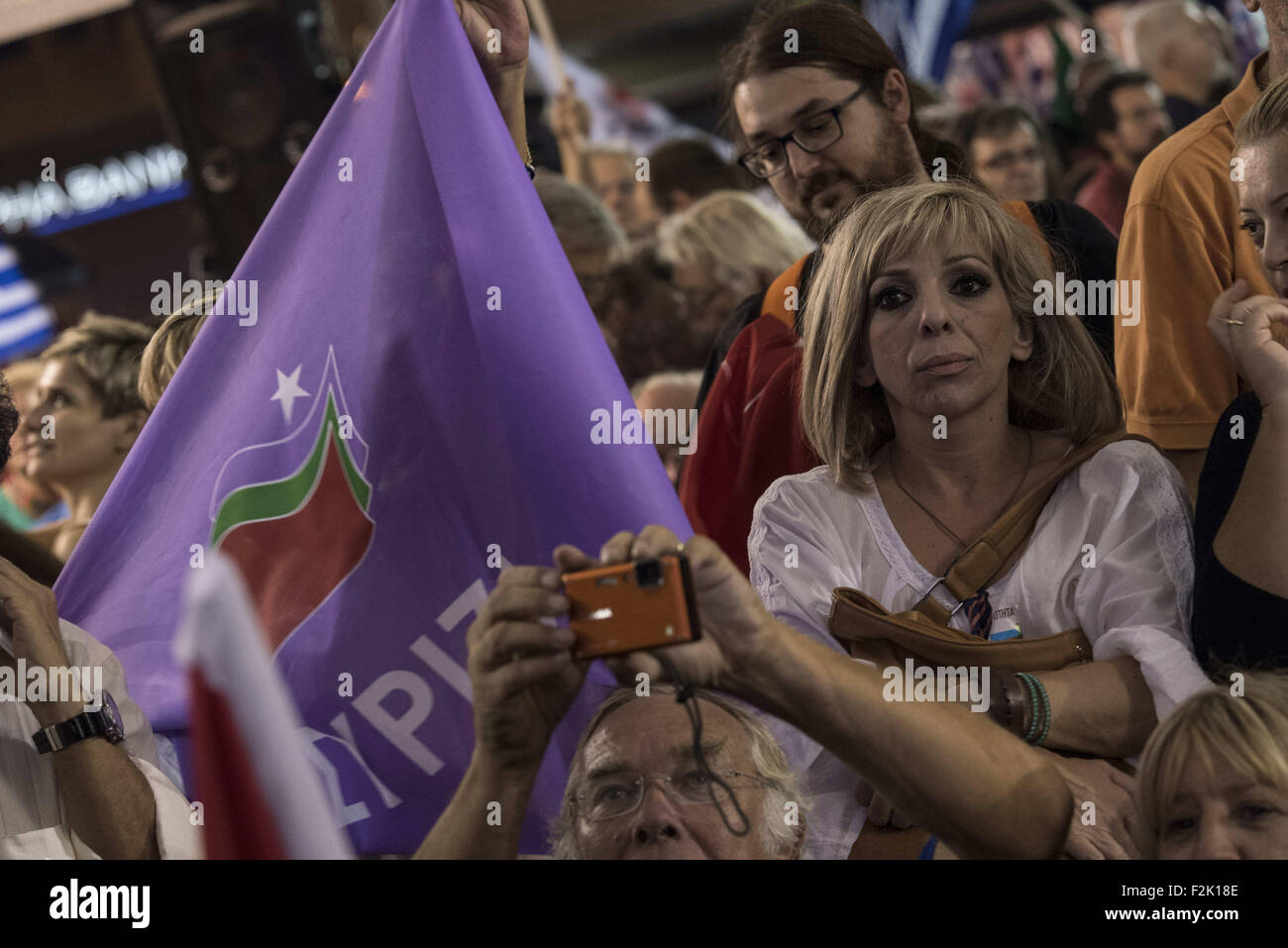 Atene, Grecia. Xx Settembre, 2015. SYRIZA sostenitori allietare come SYRIZA ha conquistato una vittoria netta in greco elezioni nazionali. © Nikolas Georgiou/ZUMA filo/Alamy Live News Foto Stock