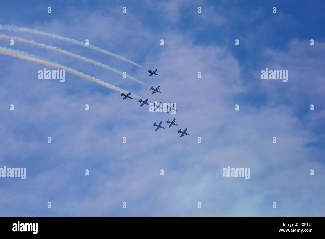 TRIESTE, ITALIA - giugno, 01: Vista di italiano aereo militare chiamato frecce tricolore "Frecce Tricolori" in acrobazie il 01 giugno, Foto Stock