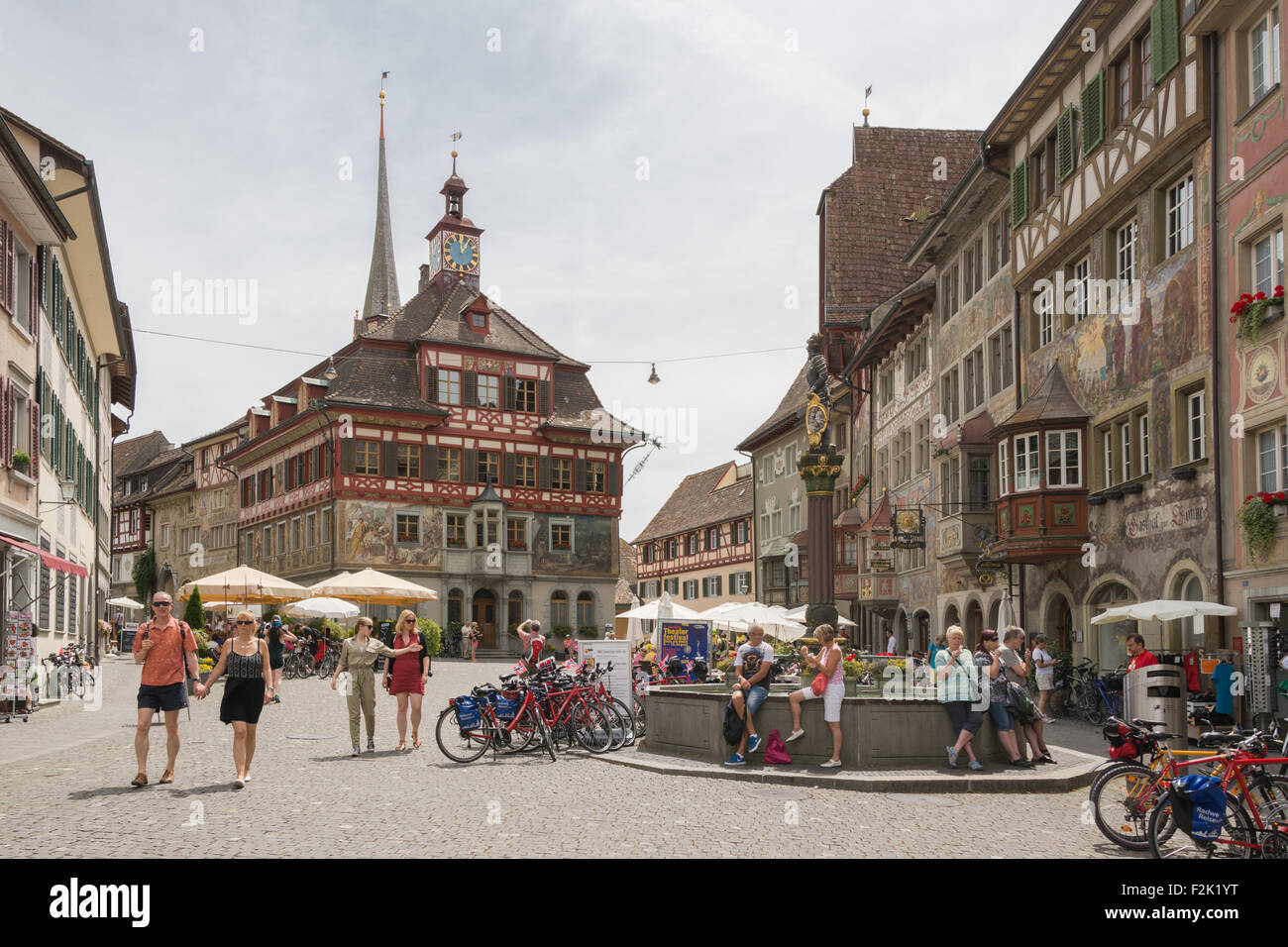 I turisti godendovi lo splendido dipinto di facciate di edifici nel centro di Schaffhausen, Lago di Costanza, Svizzera, Europa Foto Stock