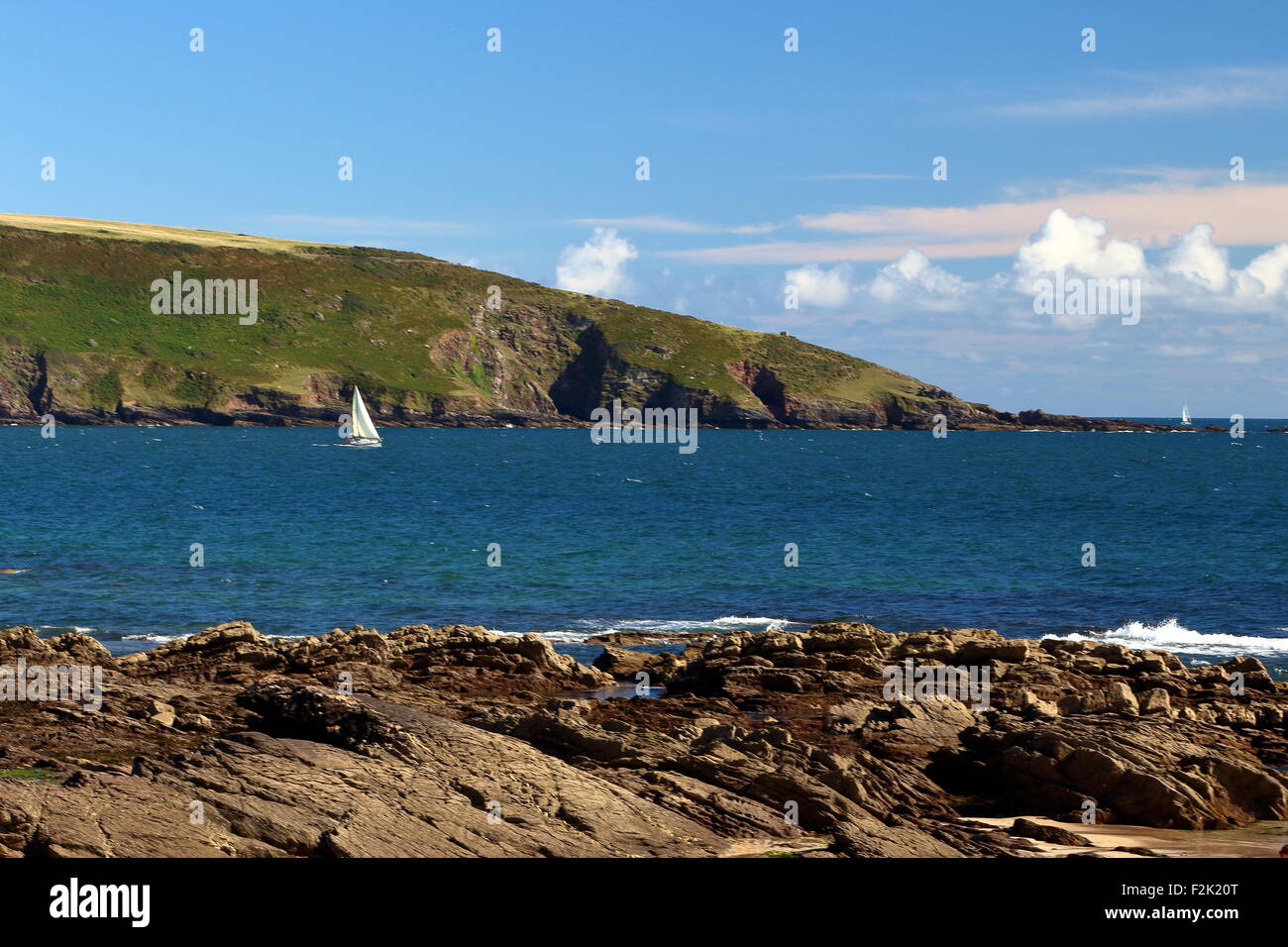 Imbarcazione a vela nella Baia di Wembury, il National Trust Beach, Devonshire Costa, South West England, Regno Unito Foto Stock